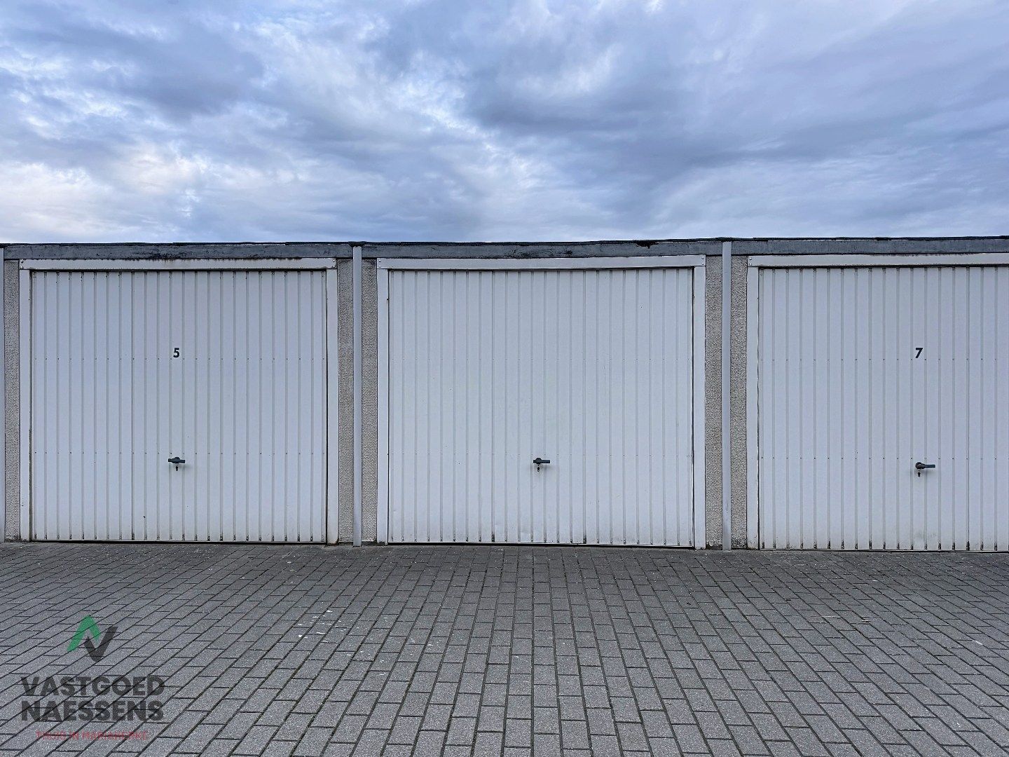 RUIME GARAGEBOX IN RESIDENTIËLE WOONWIJK foto 2