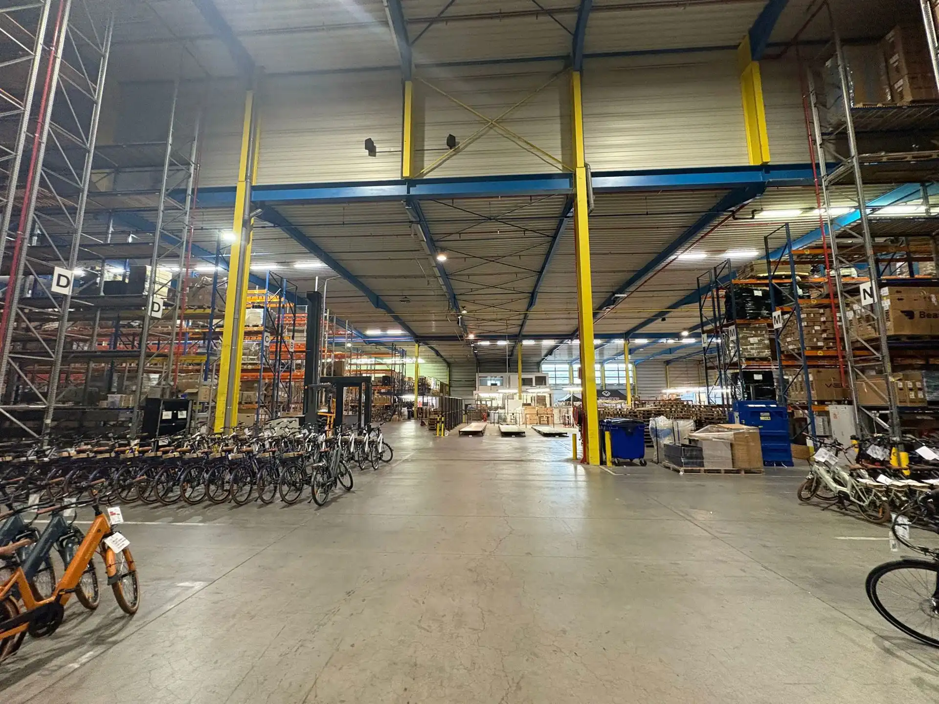 Hoge magazijnruimte van 5.400m² met hoogtes van  ca. 9m en ca. 14m foto 13