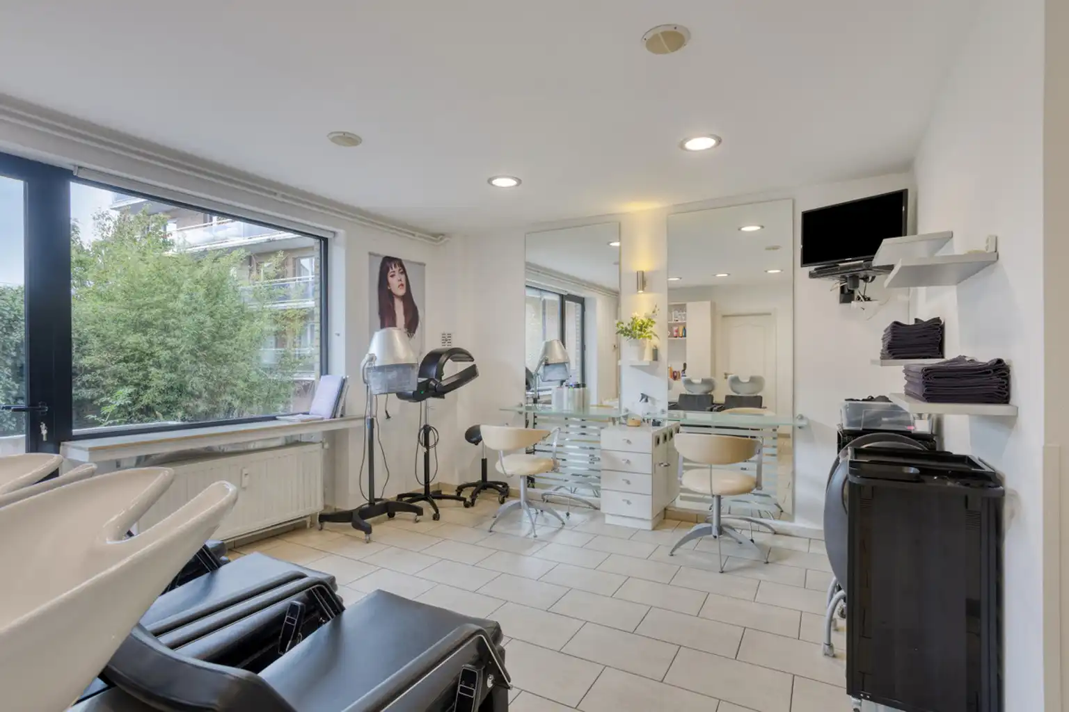 Goed gelegen commercieel pand met kelders foto 7