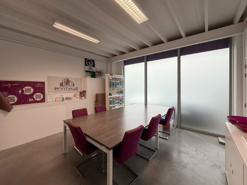 Modern bedrijfsgebouw met magazijn en kantoren foto 9