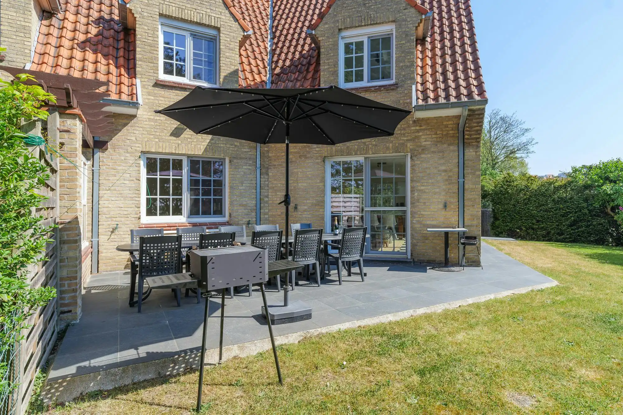 Hoofdfoto van de publicatie: Prachtige villa met 4 slaapkamers in de Simli wijk.