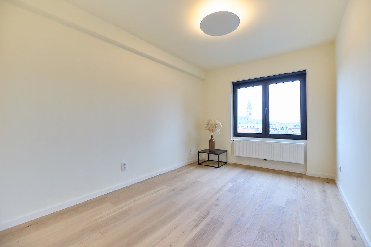 Exclusief en luxueus appartement met groot inpandig terras, drie slaapkamers, twee badkamers en ruime bureau foto 32