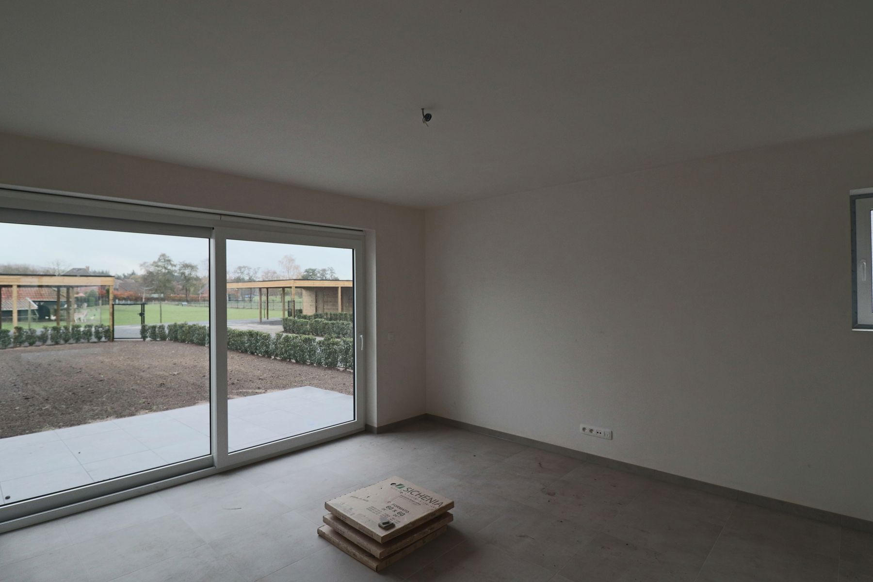 Halfopen woning met 3 slaapkamers en carport/fietsenberging op perceel van ca 320m² foto 9