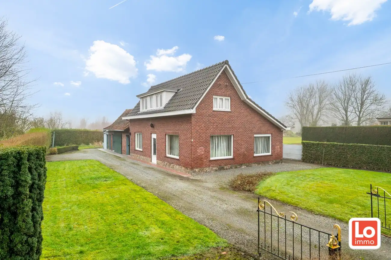 Hoofdfoto van de publicatie: VERKOCHT! Te renoveren open bebouwing op een makkelijk bereikbare locatie in Beervelde.