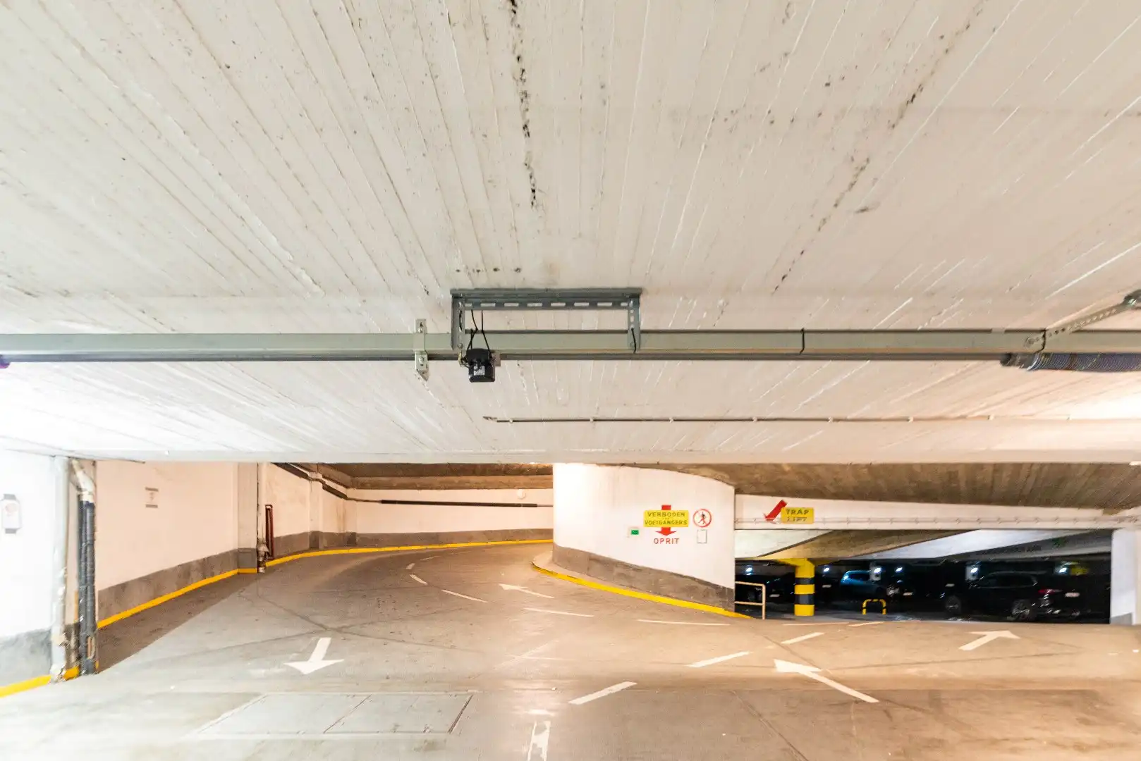 Autostaanplaats tussen Meir, Hopland en Frankrijklei foto 5