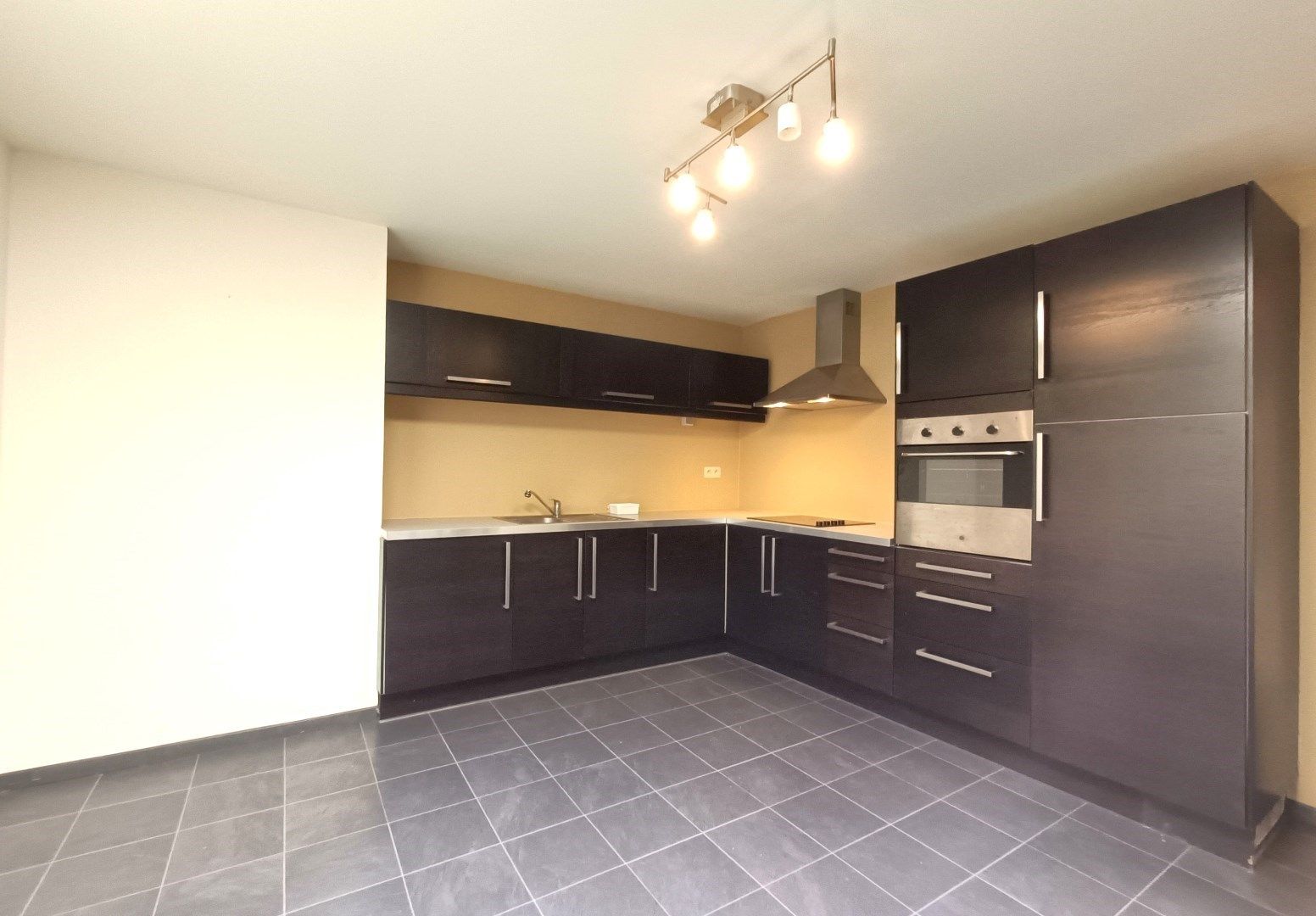 Instapklaar appartement met 2 slaapkamers en ruim dakterras - centrum Tongeren foto 6