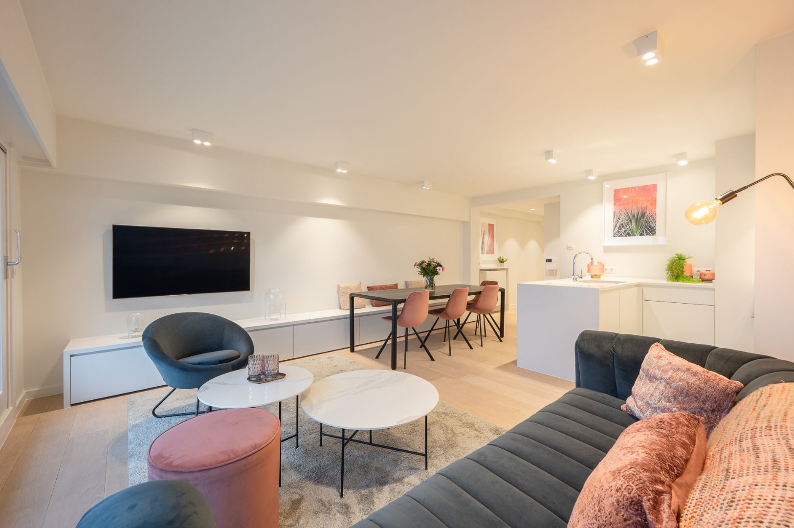 Modern vernieuwd appartement met frontaal zeezicht in Duinbergen foto 8