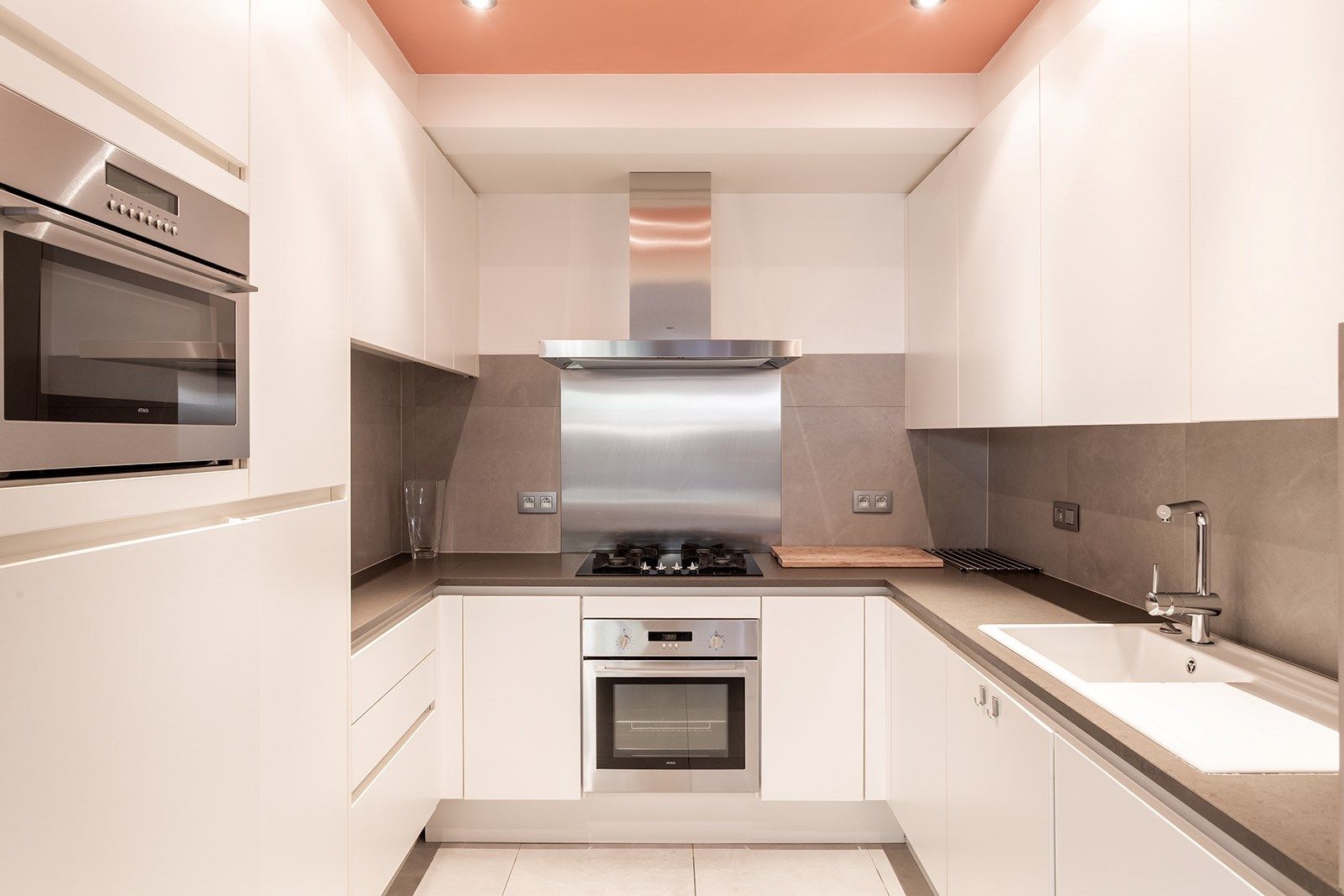 Gemeubeld luxueus 1-slaapkamerappartement met tuin foto 10