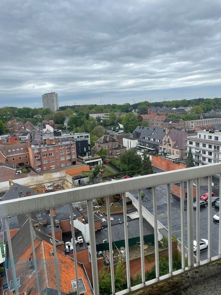 Te huur: Ruim 3-slaapkamer appartement in hartje Genk – Sint-Martinusplein foto 5