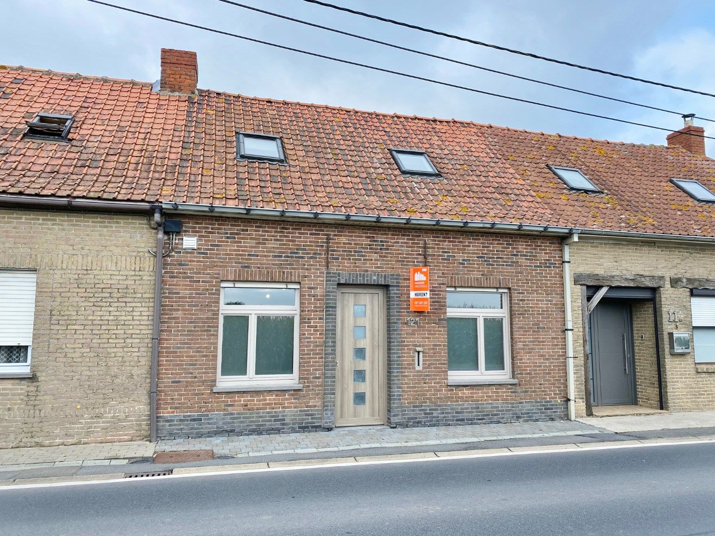Volledig vernieuwde rijwoning met grote tuin, uitweg en parking. foto {{pictureIndex}}