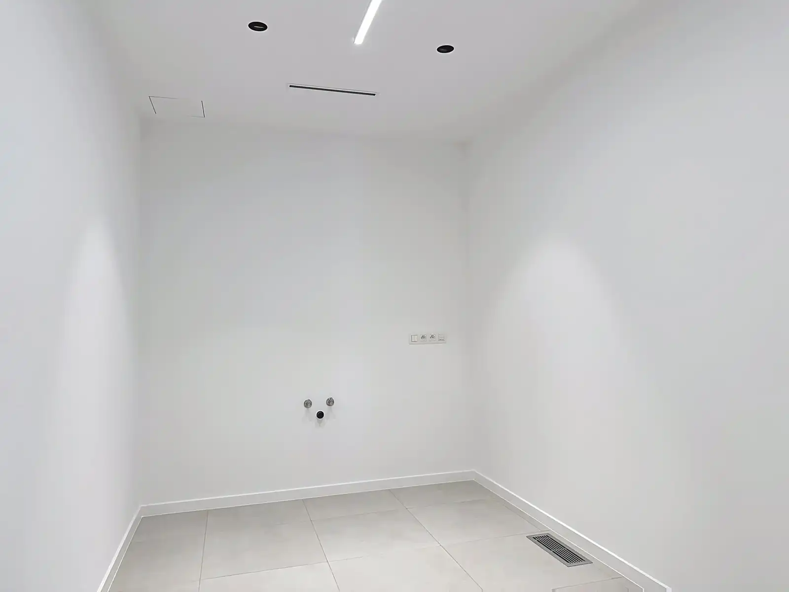 Praktijkruimte / commercieel gelijkvloers met veel passage foto 13