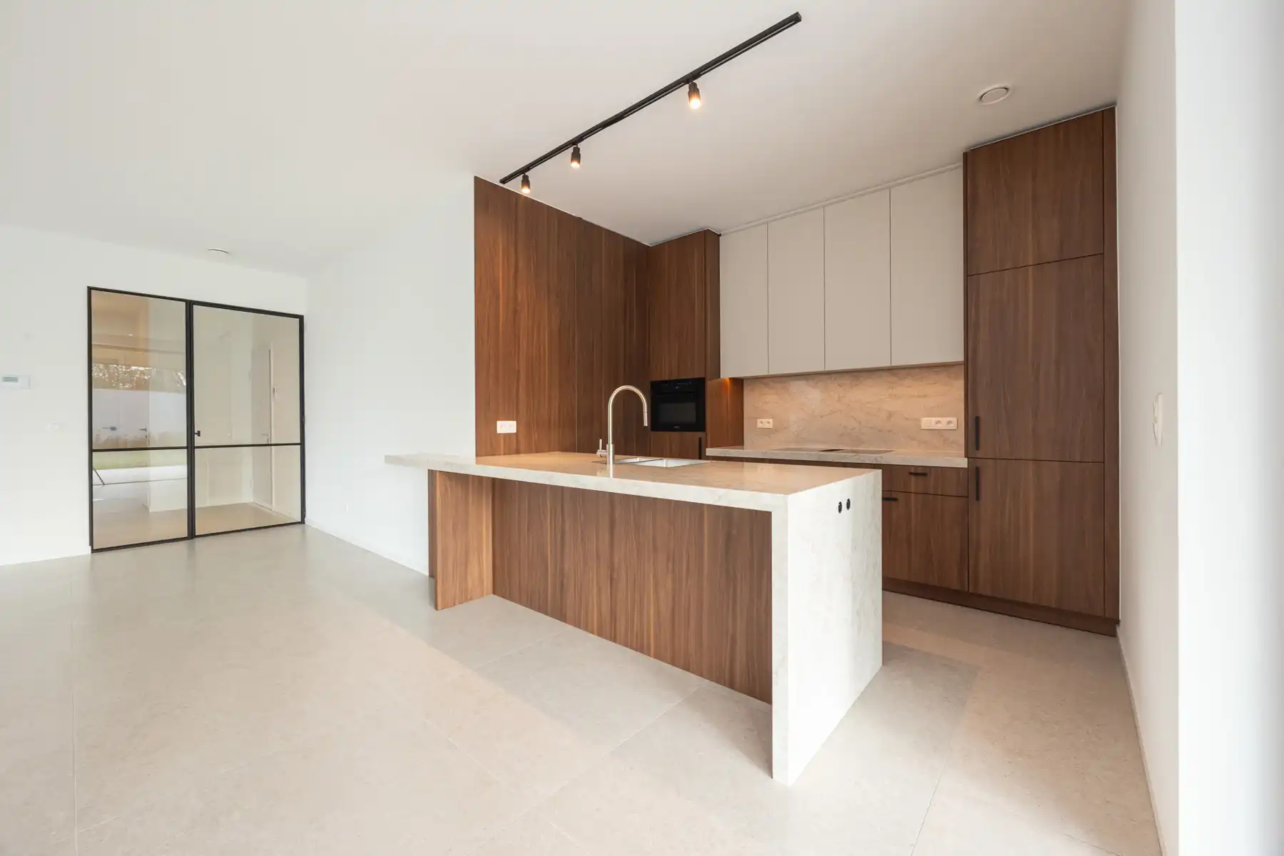 Prestigieus nieuwbouwappartement met ruime tuin en terras. foto 6