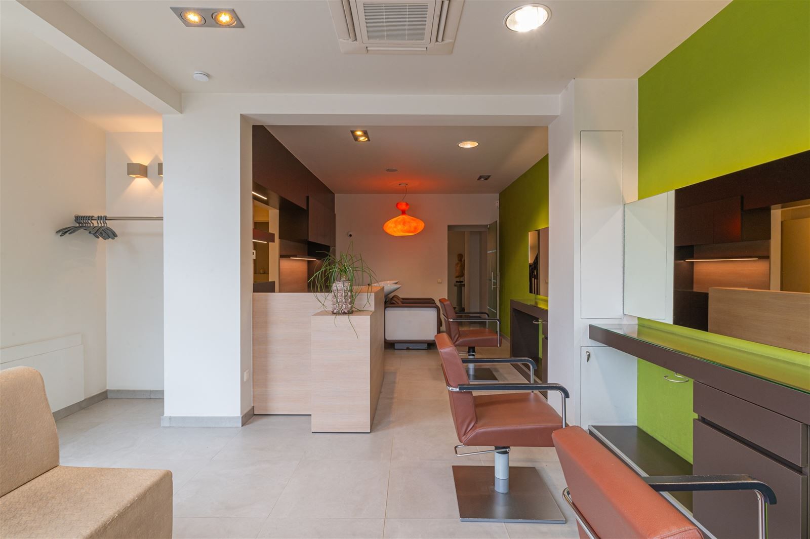 Instapklare woning met handelsruimte te Brakel! foto 3