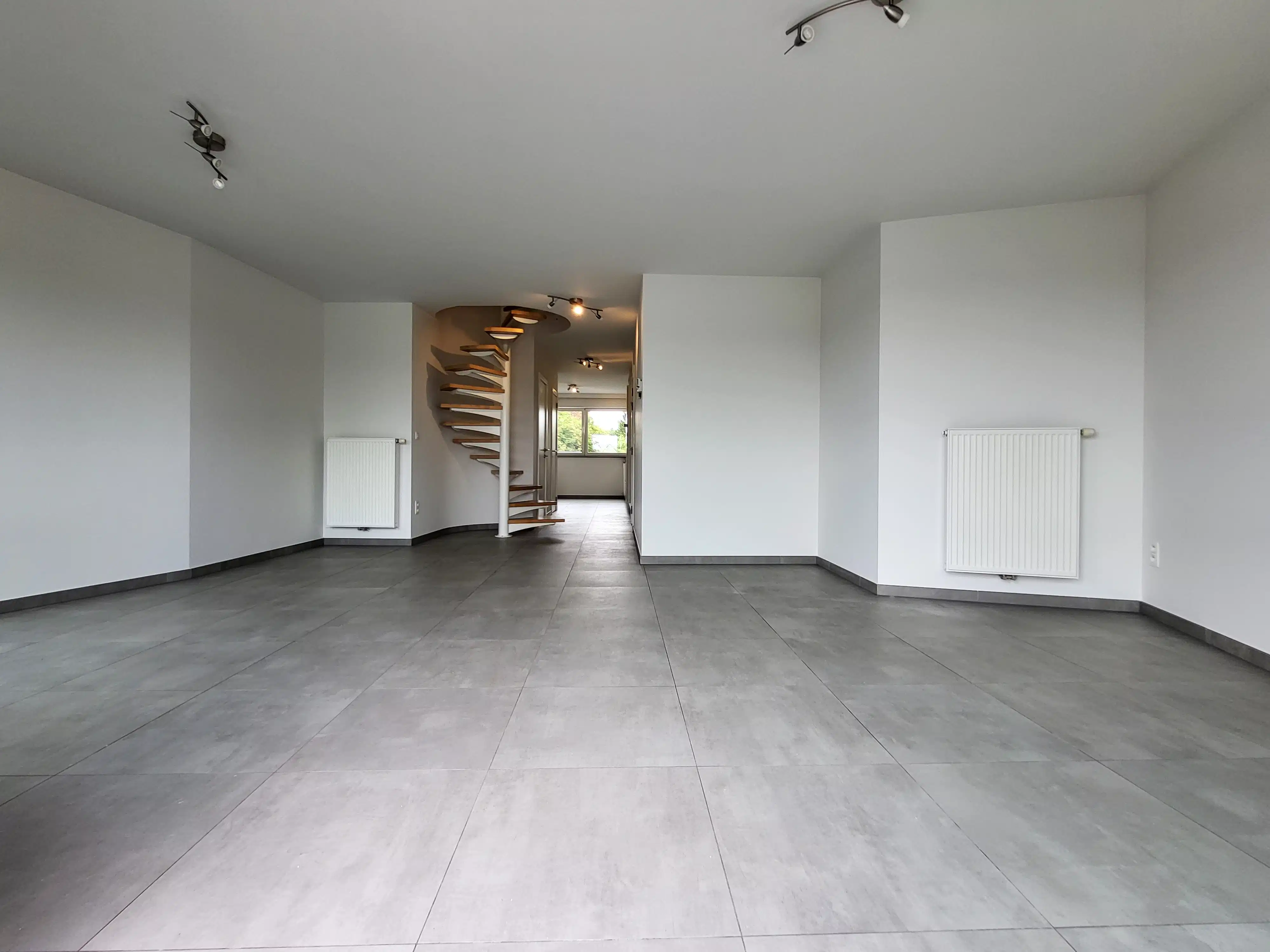 Ruim duplexappartement met 2 slaapkamers, terras en garage gelegen in het centrum van Zottegem. foto 8