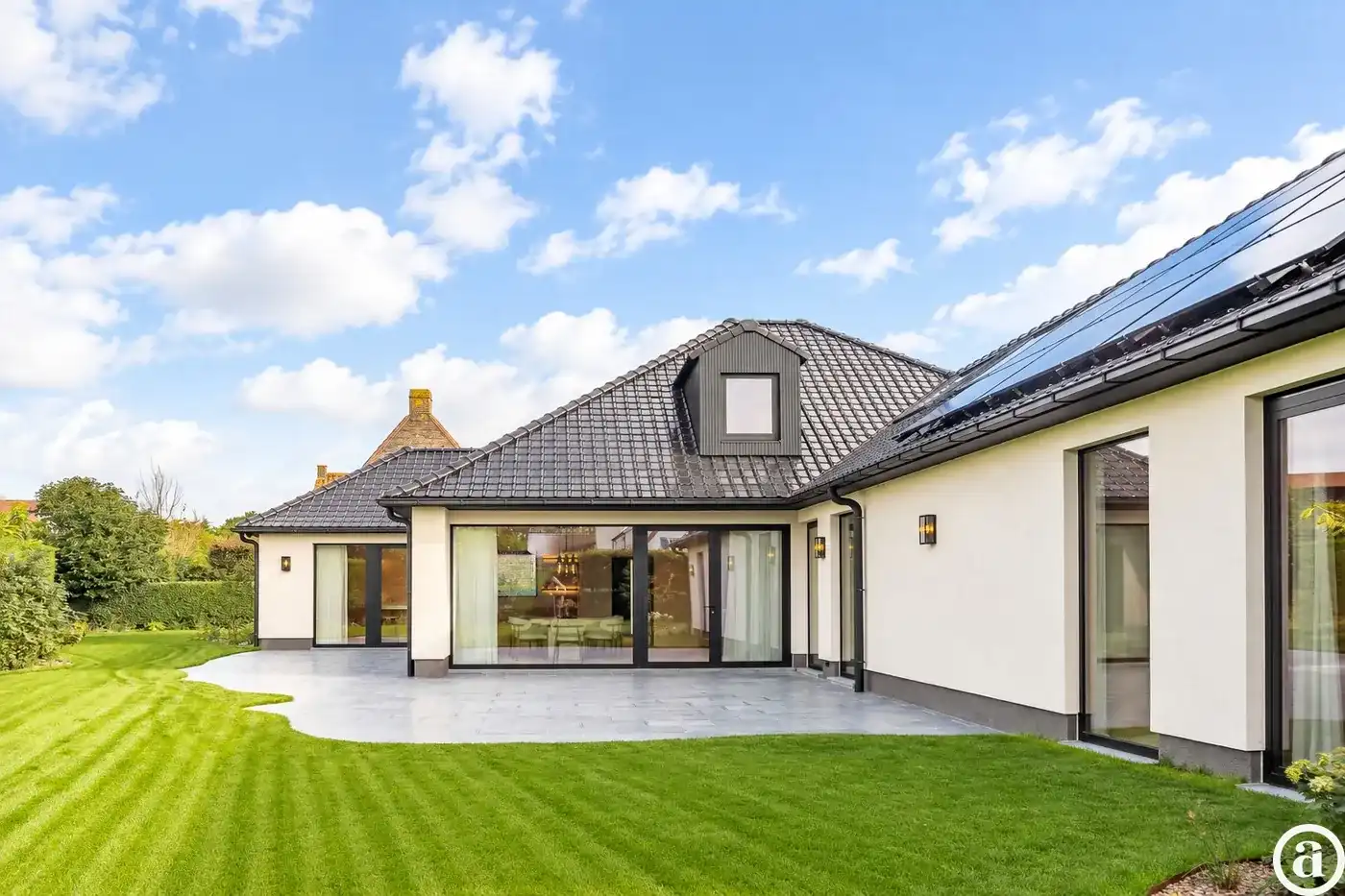 Gerenoveerde villa met 5 slaapkamers gelegen in een rustige residentiële omgeving  foto {{pictureIndex}}