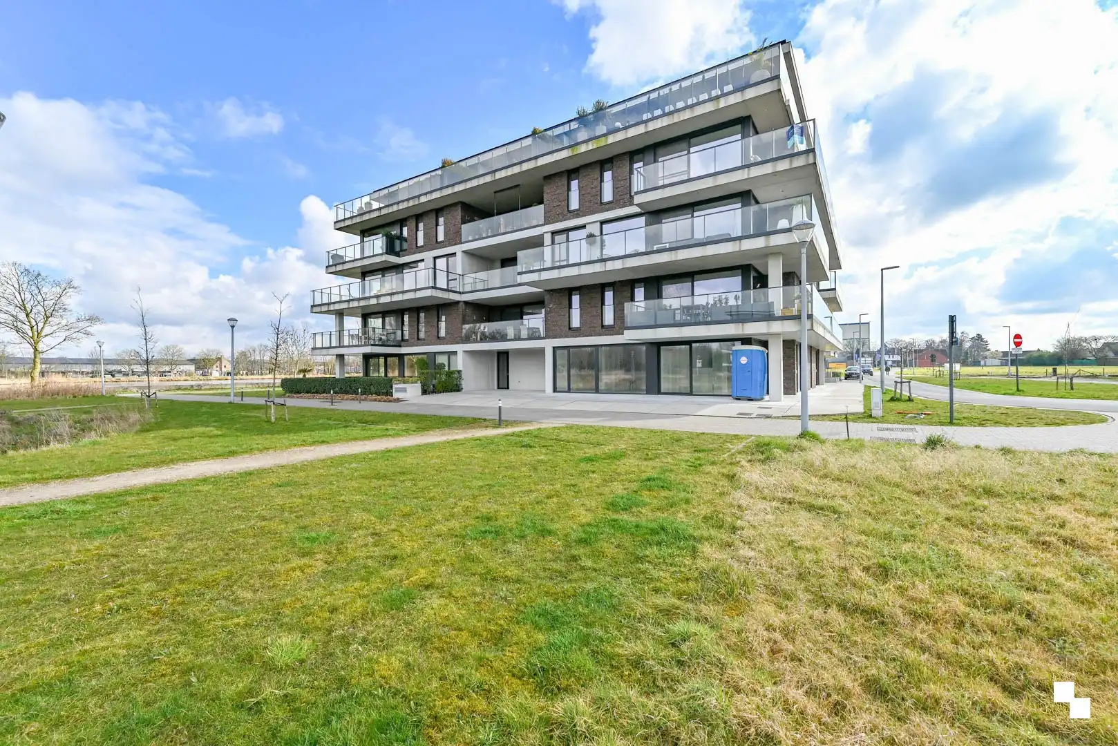 Uniek bijna energieneutraal hoekappartement met ruim terras foto {{pictureIndex}}