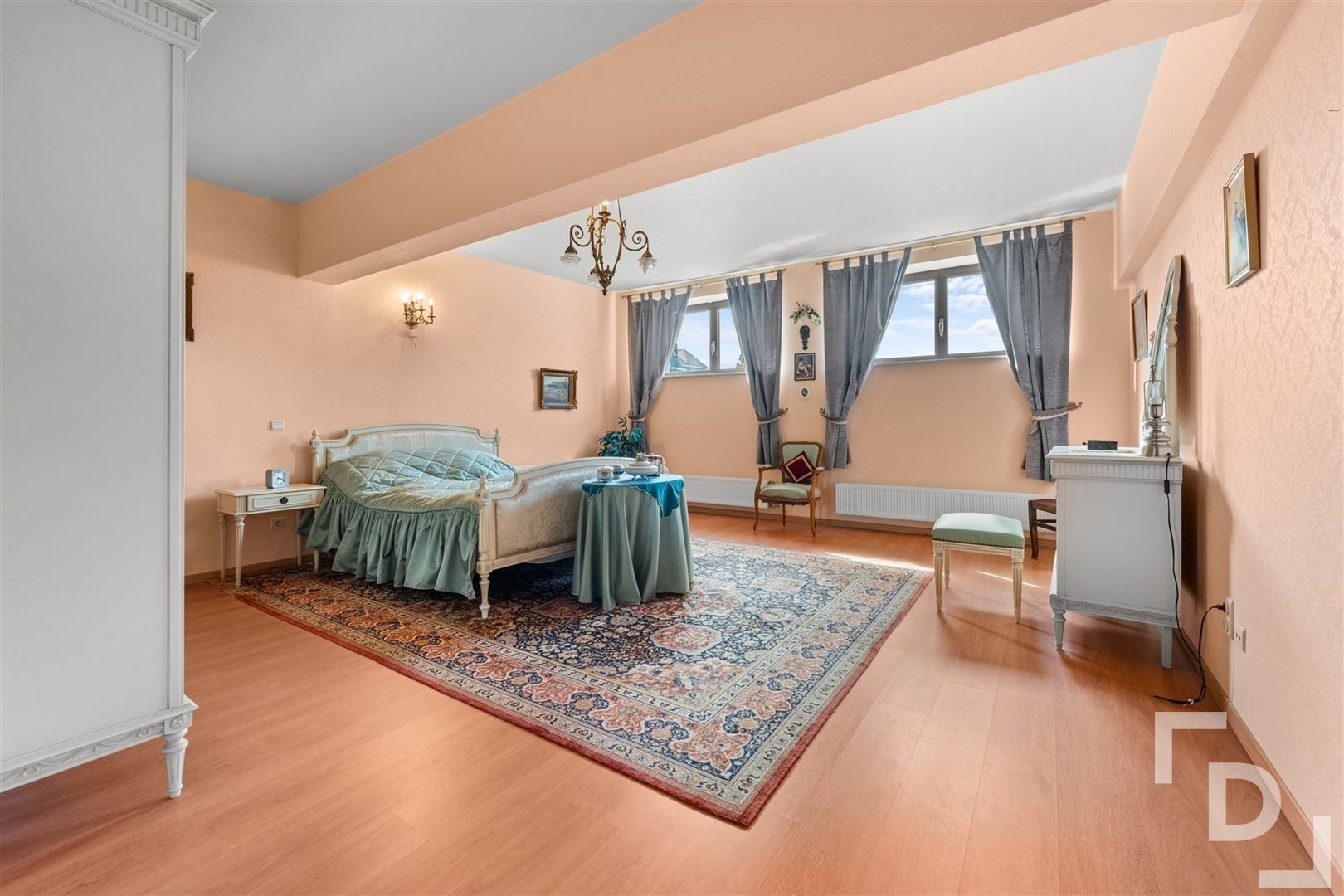 Zeer ruim appartement op toplocatie te koop in Ieper foto 16