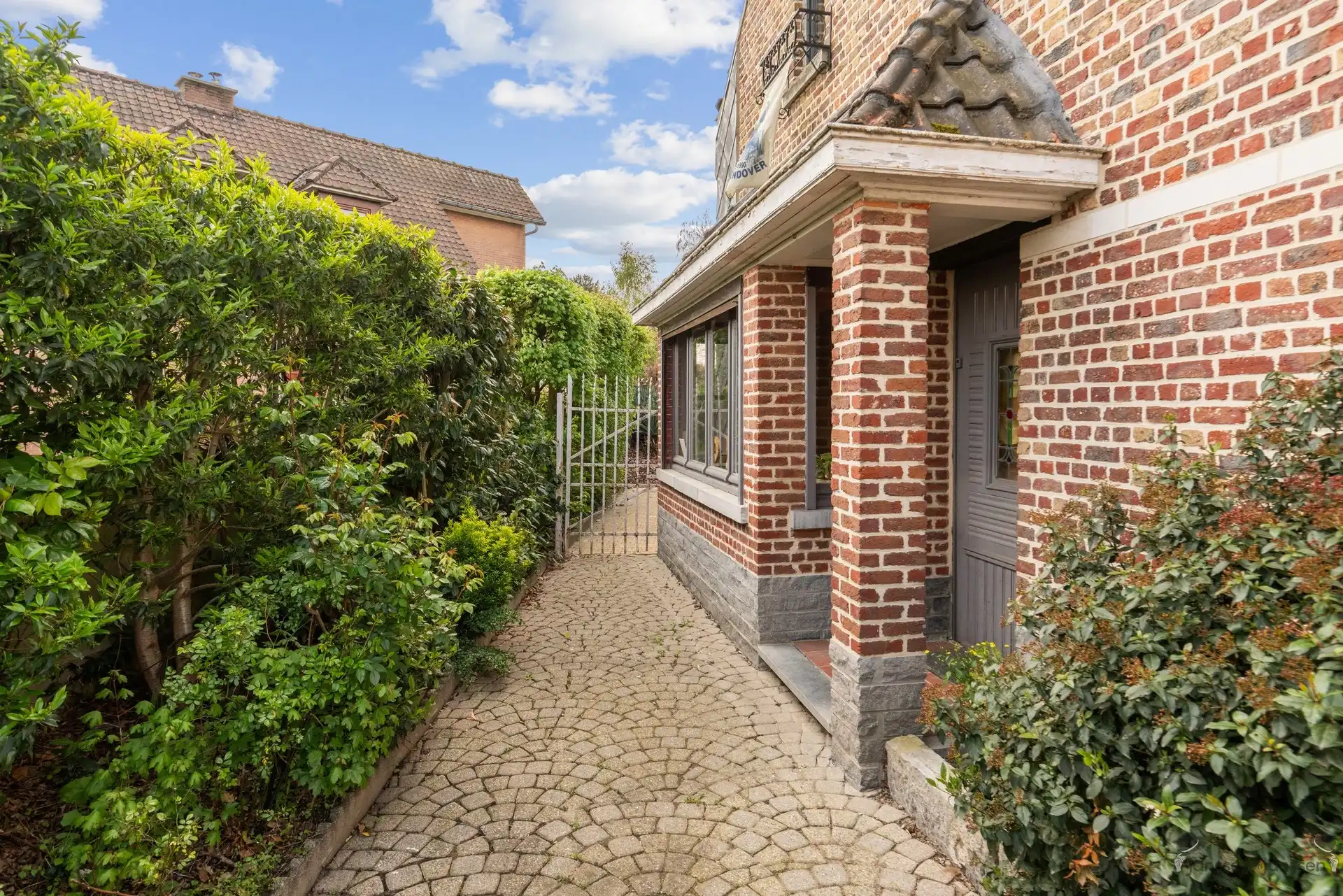 Karaktervolle, volledig gerenoveerde woning met ruime tuin en uitzicht op paardenweide foto 3