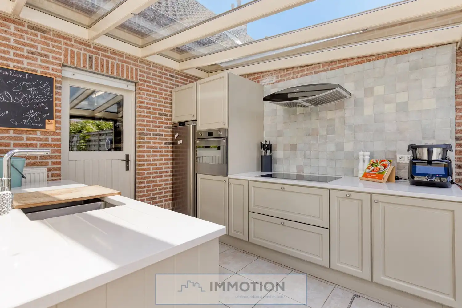 Halfopen gezinswoning met 3 slaapkamers, tuinkamer en poolhouse - Kijkdag met biedmoment op 27/06 foto 8