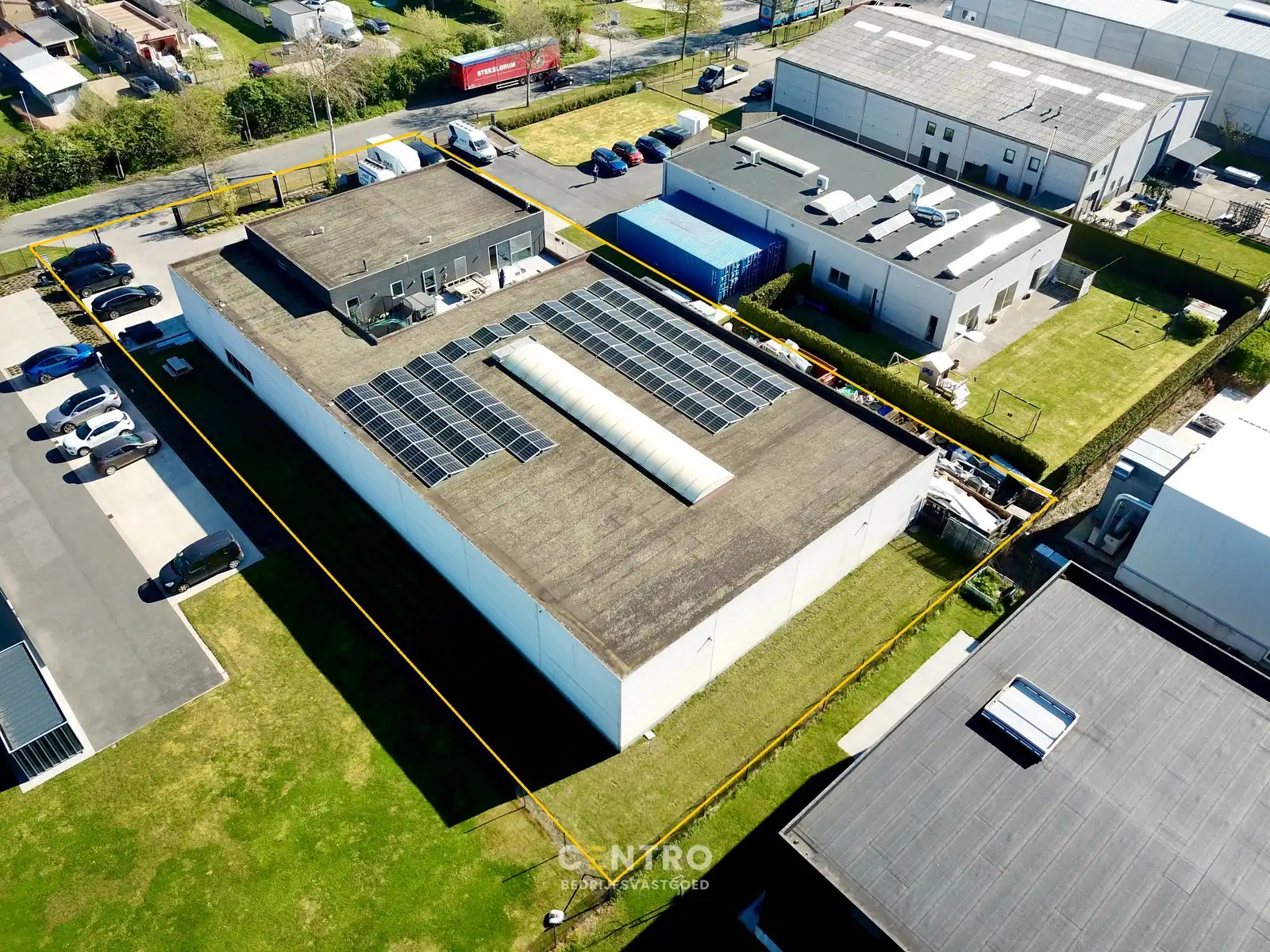 Instapklaar BEDRIJFSGEBOUW (bj. 2009) bestaande uit geïsoleerde MAGAZIJN, KANTOREN en een luxueus afgewerkte LOFT-APPARTEMENT op verdieping. Op bedrijventerrein "Oude Barriere" te Diksmuide. foto 2