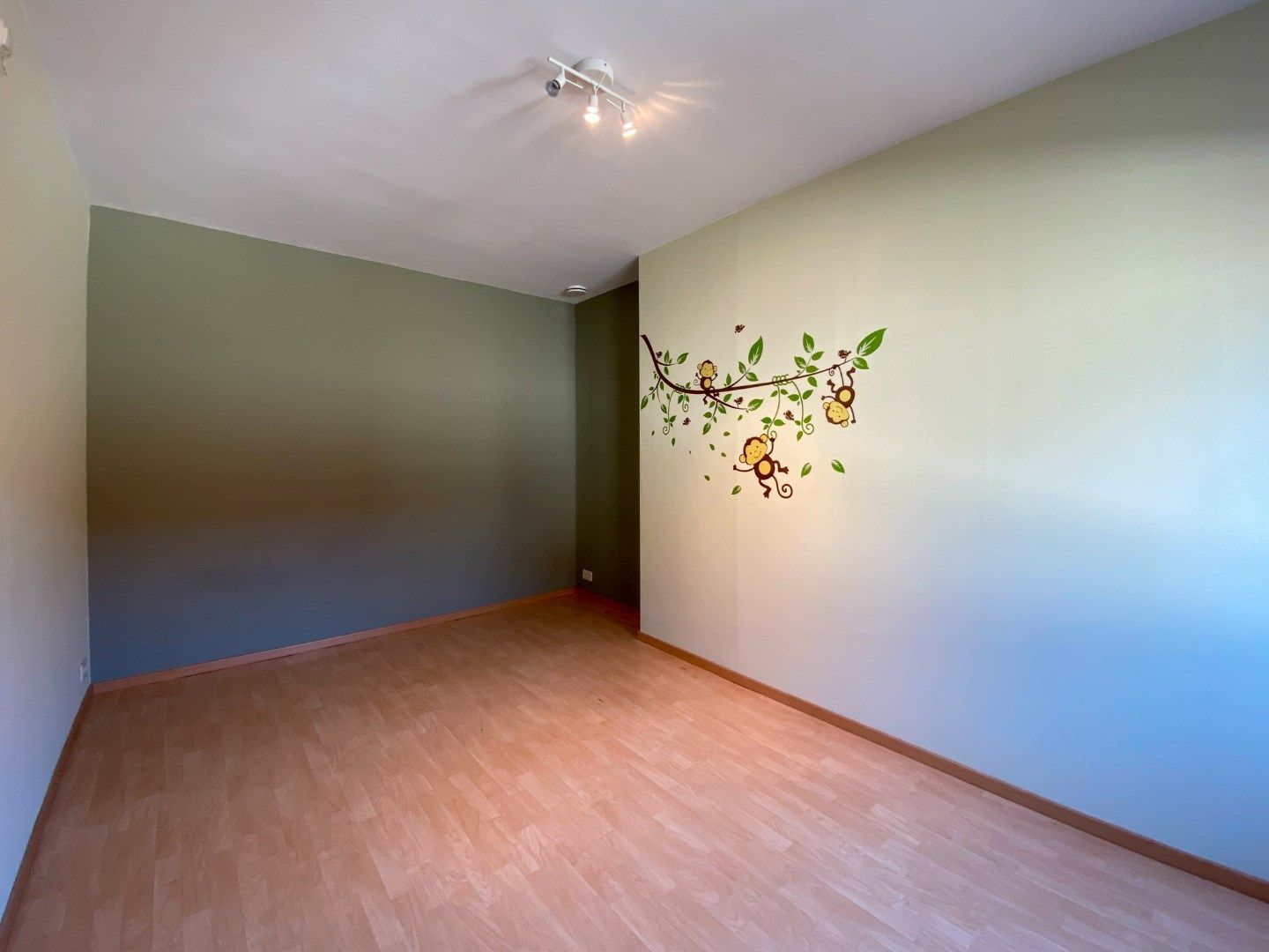 Woning met 4 slaapkamers, garage, loods en tuin. foto 6