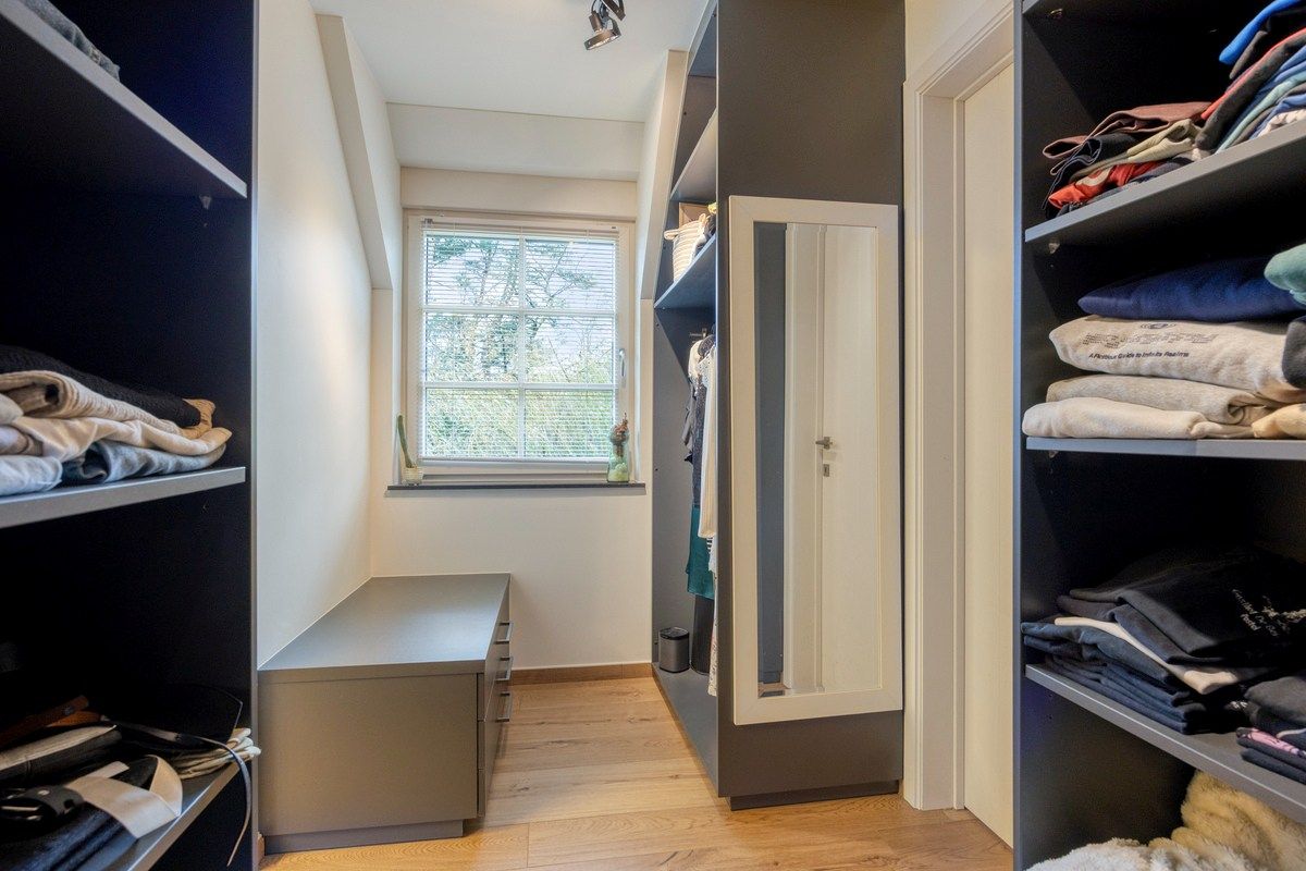 Ruim ingedeelde en kwalitatief afgewerkte villa op een mooi perceel met naastgelegen bouwgrond. foto 24