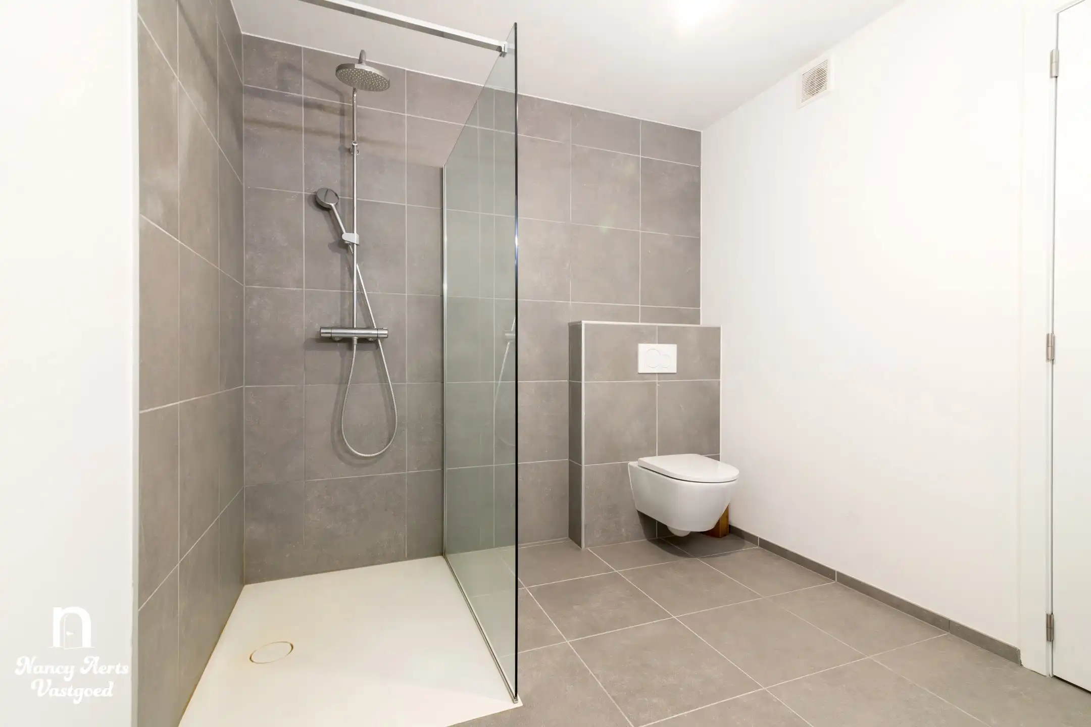 Instapklaar, modern appartement (2023) met gezellig terras foto 16
