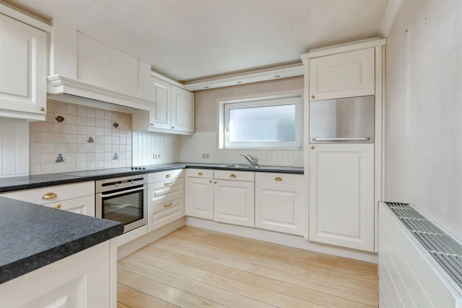 Charmante halfopen bebouwing met 3 slaapkamers, omheinde tuin en zonnepanelen, gunstig gelegen nabij het centrum van Maaseik. foto 7