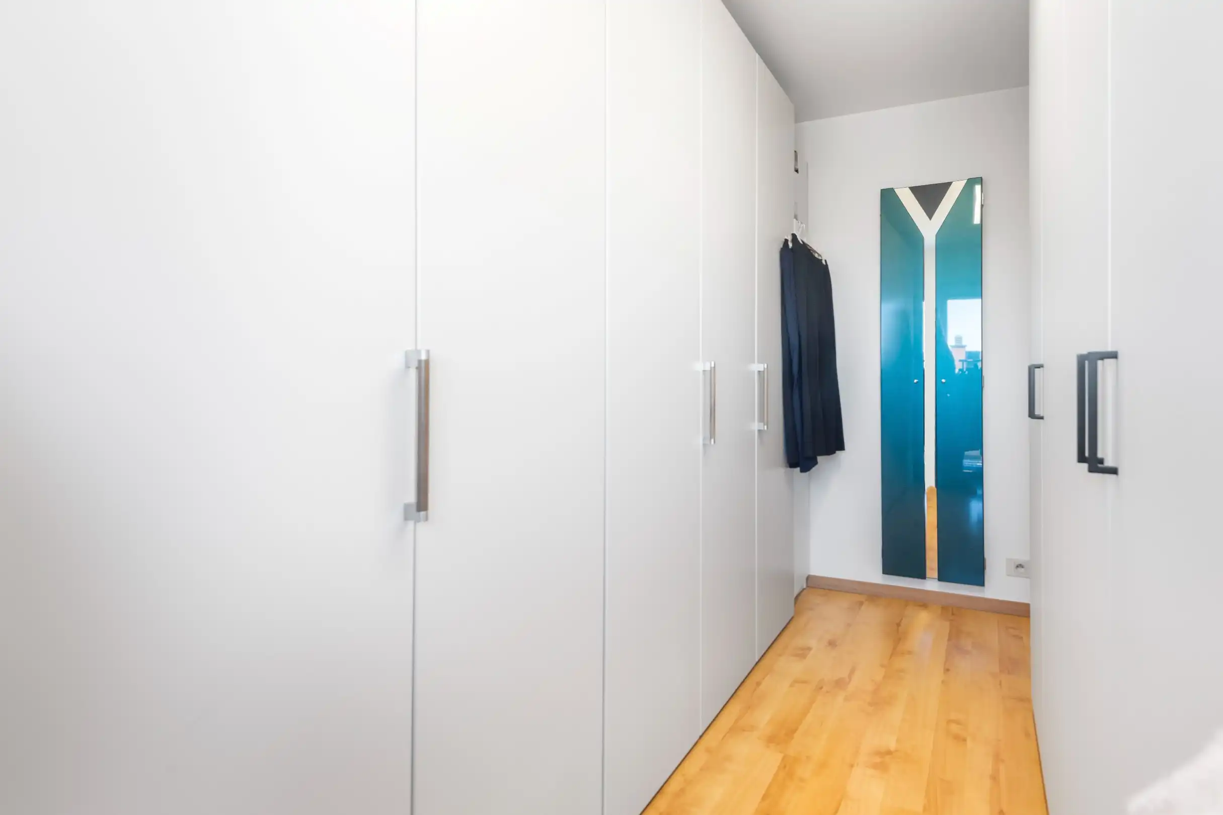 Ruim appartement met 2 slpk. aan de zonnekant van de Lippenslaan. Garage in de residentie te huur. foto 15