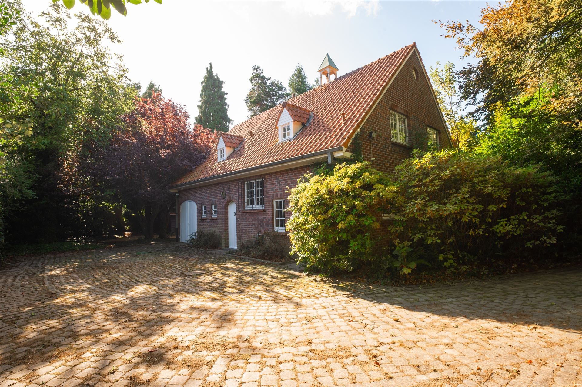 Hoofdfoto van de publicatie: Villa met potentieel in groene oase