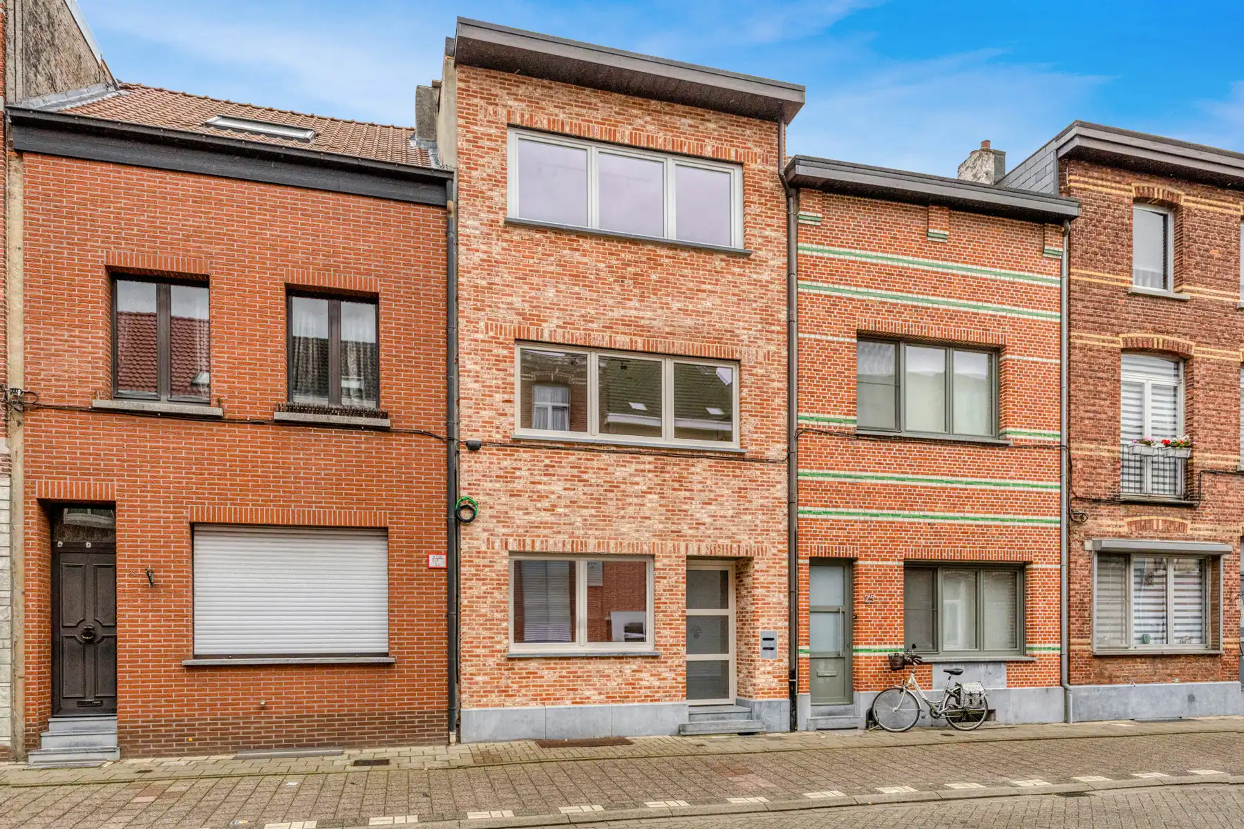IN OPTIE - Energiezuinige vernieuwde woning met 4 slaapkamers. foto {{pictureIndex}}
