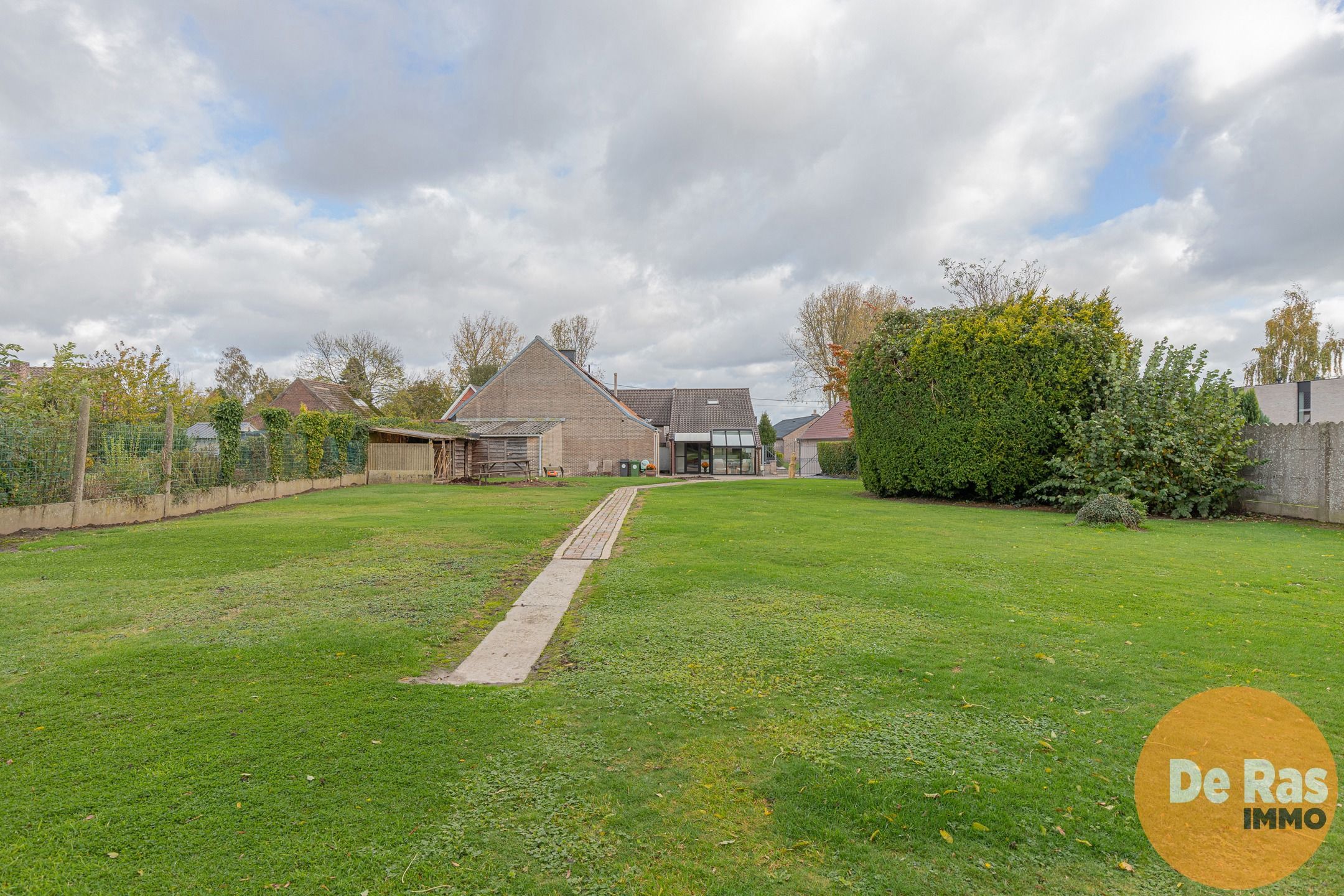 HERZELE - Degelijke 3-gevelwoning met tuin foto 23