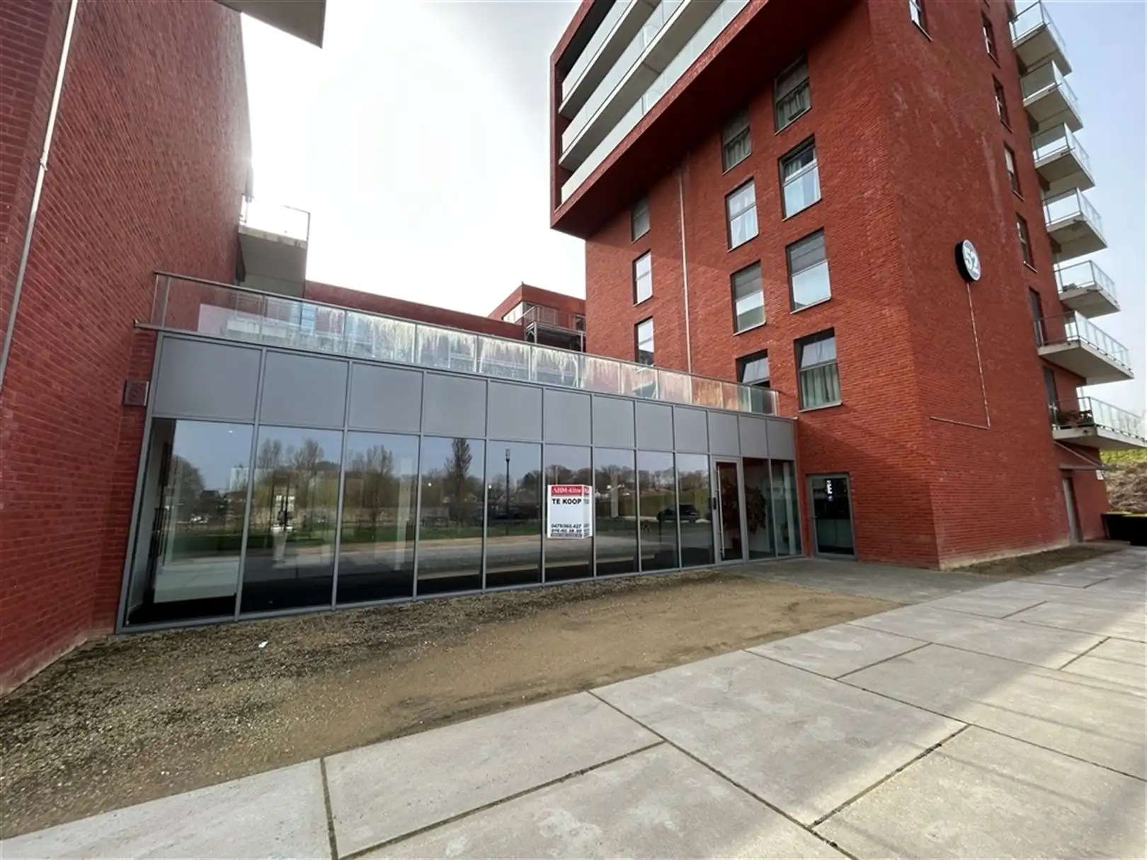 Kantoorgebouw foto {{pictureIndex}}