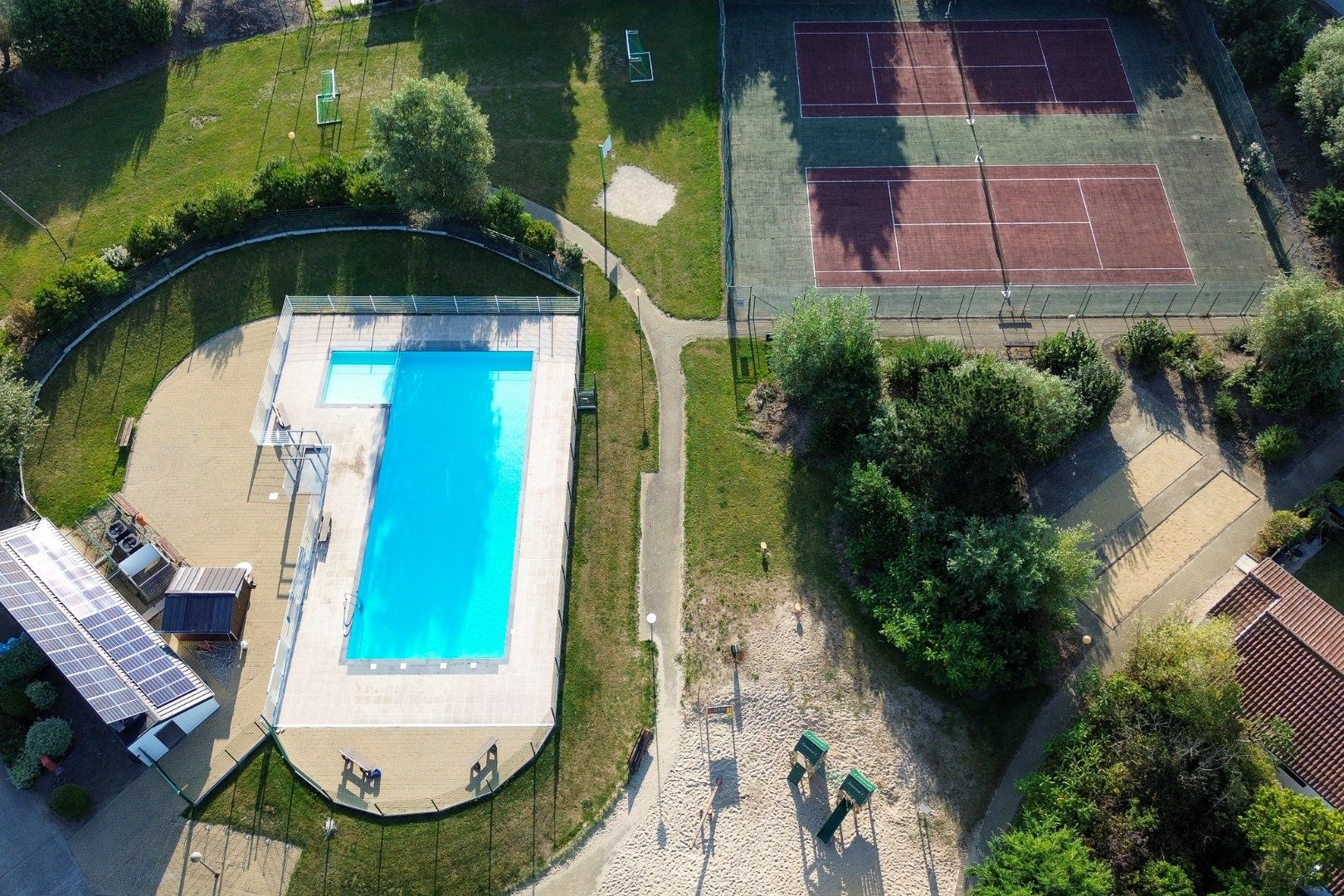 Instapklare vakantiewoning met zonnige tuin en 2 slaapkamers foto {{pictureIndex}}