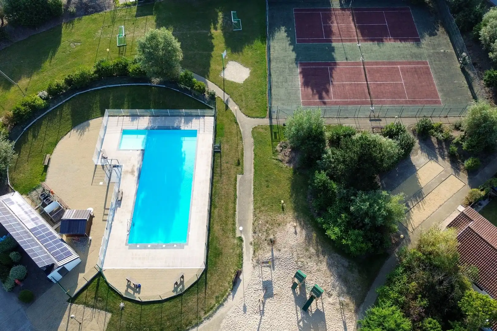 Instapklare vakantiewoning met zonnige tuin en 2 slaapkamers foto {{pictureIndex}}