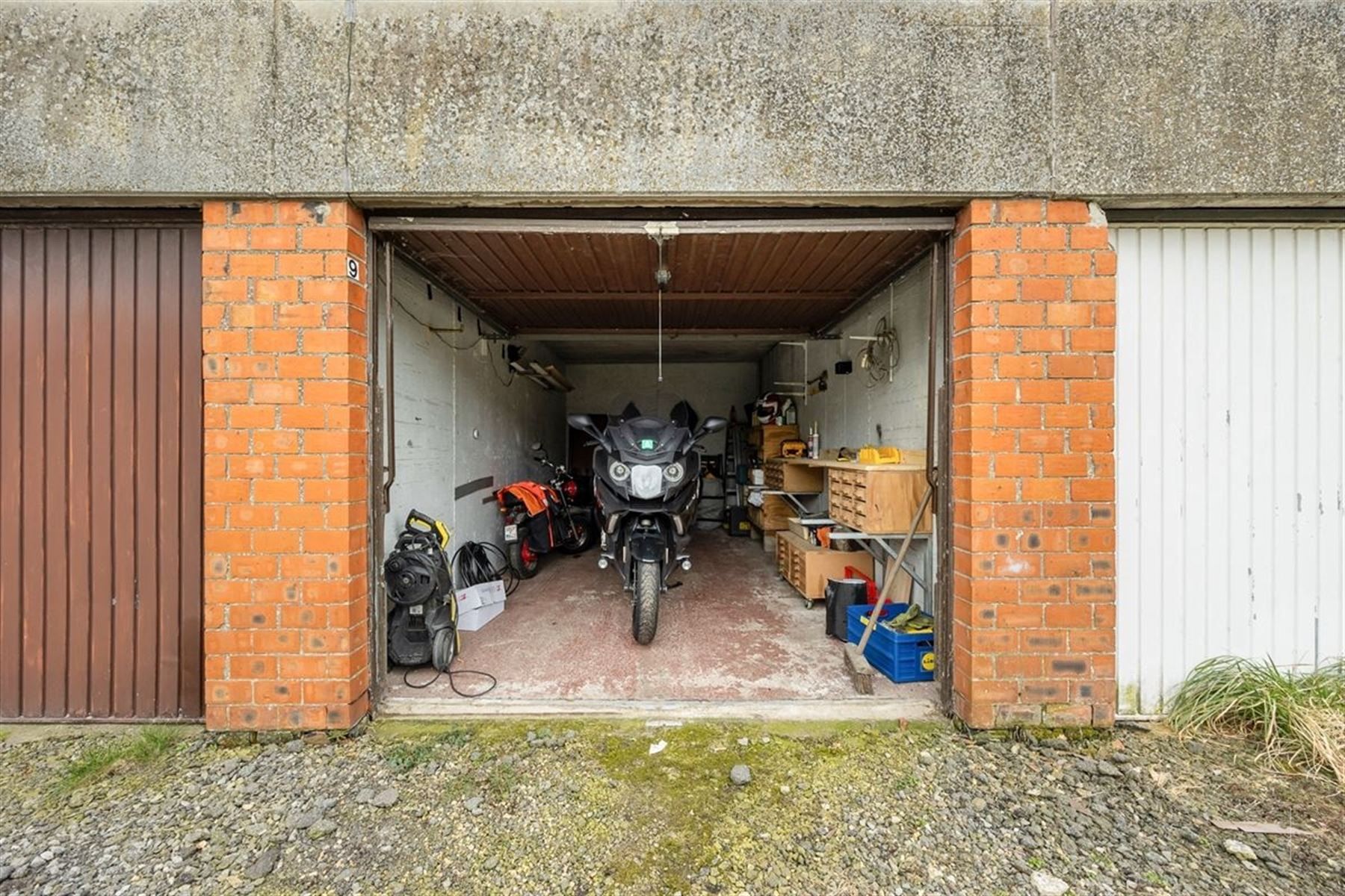 Recent gerenoveerde woning met 2 slpkrs en externe garage foto 13
