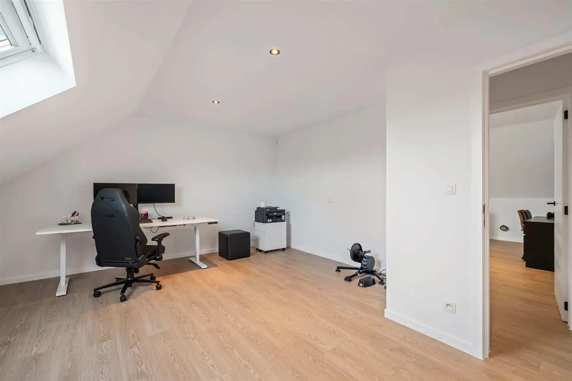 Recente gezinswoning met 5 slaapkamers en losstaande garage op een mooi perceel van 465m² foto 24