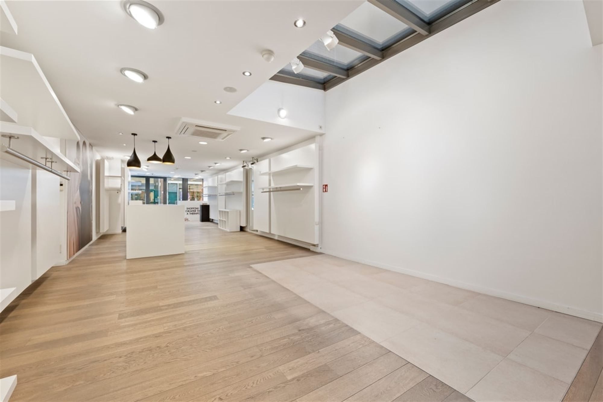 HANDELSRUIMTE TE HUUR MIDDEN IN HET STADSCENTRUM VAN SINT-TRUIDEN  foto 14