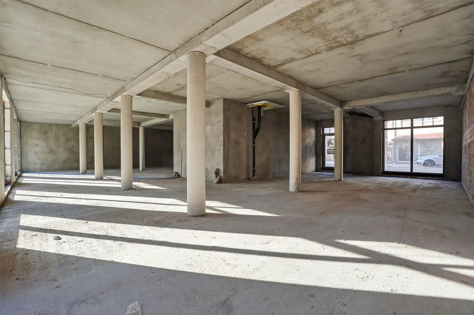 Casco handelsruimte met garage in het centrum van Oostrozebeke! foto 6