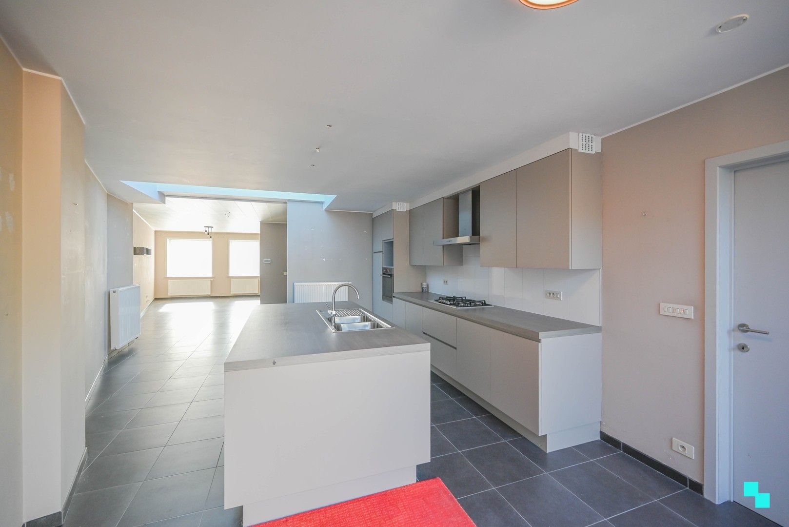 Goed onderhouden woning in het centrum van Oostrozebeke! foto 7