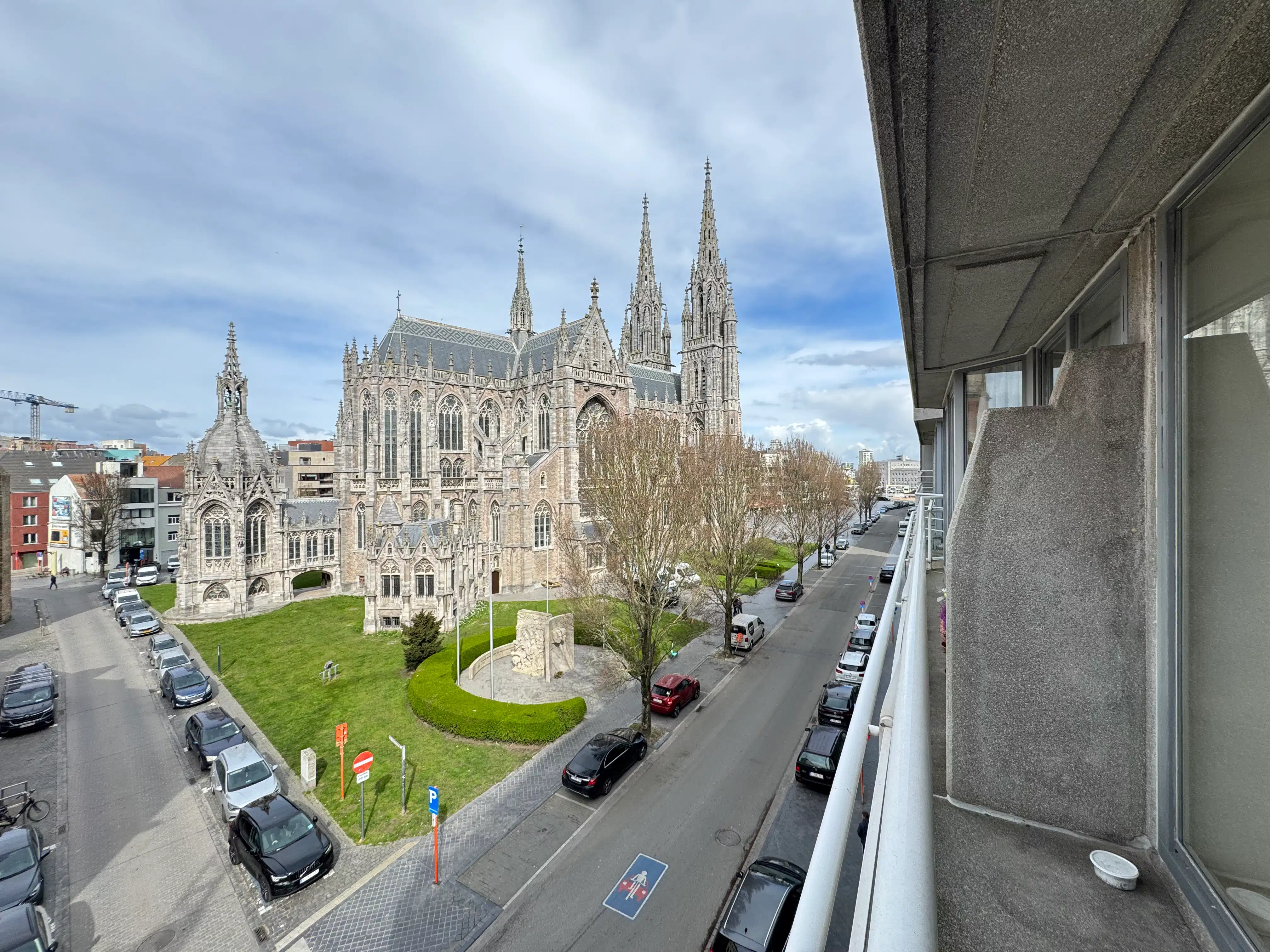 Appartement met prachtig uitzicht op Sint-Petrus-en-Pauluskerk foto {{pictureIndex}}