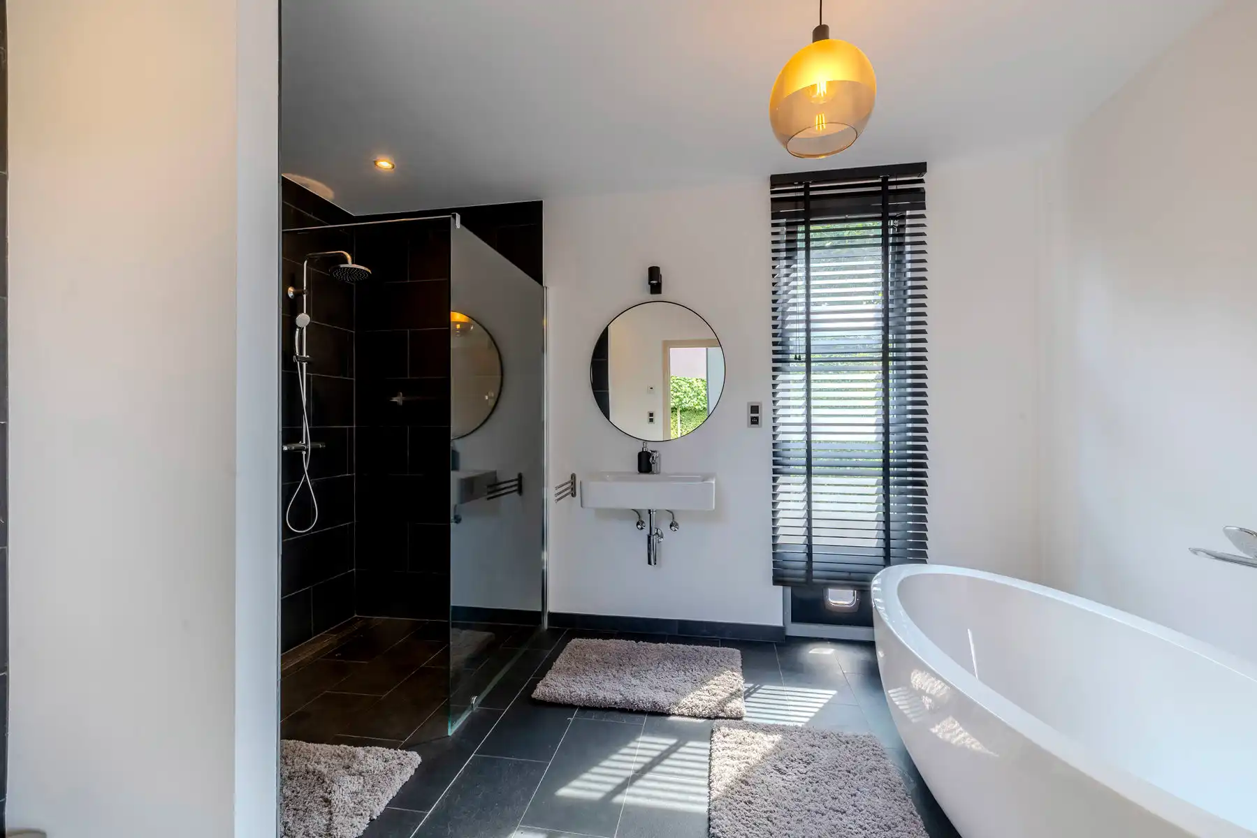 Moderne villa met zwembad op 1.282m² foto 15