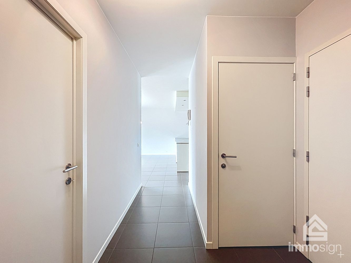 Ruim gelijkvloers appartement (118 m²) in hartje Bree met ruim terras (53 m²), grote kelderberging en extra brede staanplaats foto 3