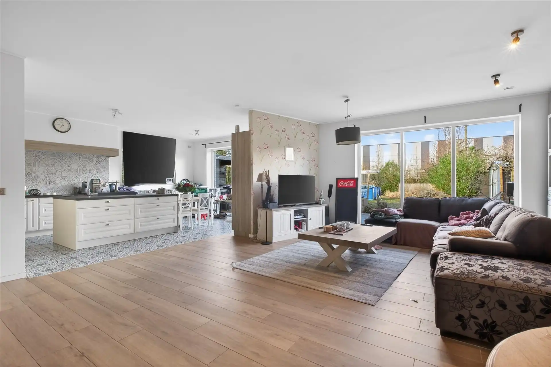 Recente handelszaak met heel ruime woonst op absolute topligging te Overmere. foto 12