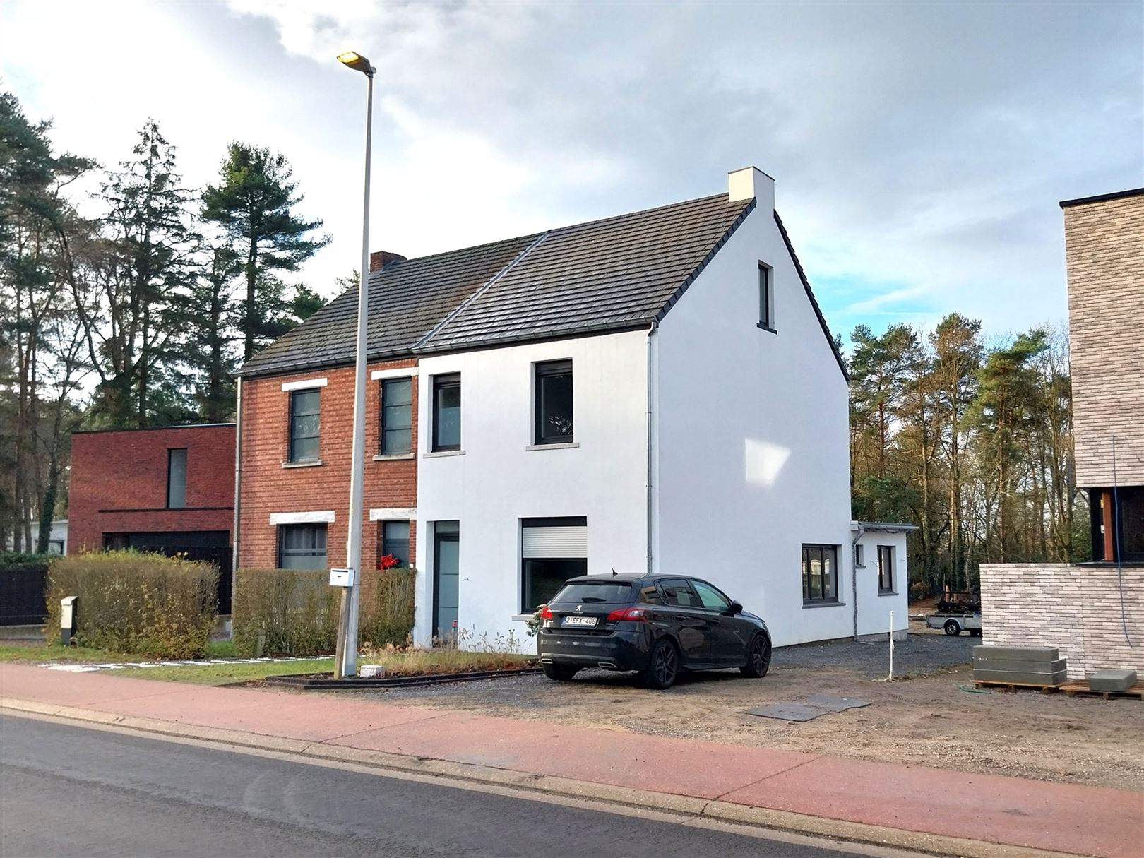 TE HUUR: Gerenoveerde halfopen bebouwing met 3 slaapkamers en ruime tuin! foto {{pictureIndex}}