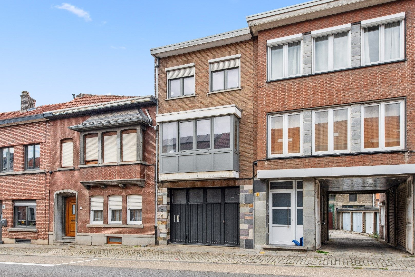 Deels te renoveren bel-étage met ruime garage en potentieel foto 3