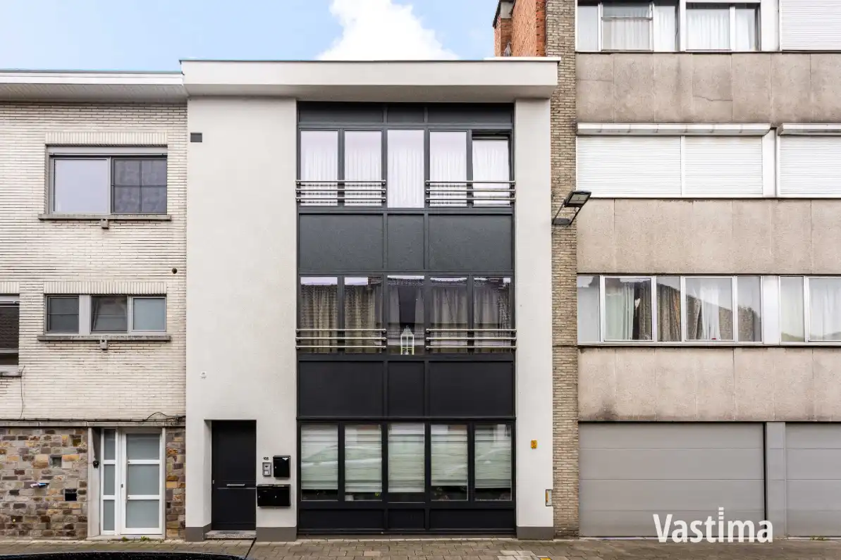 Vergunde opbrengsteigendom met 3 verhuurde appartementen foto {{pictureIndex}}