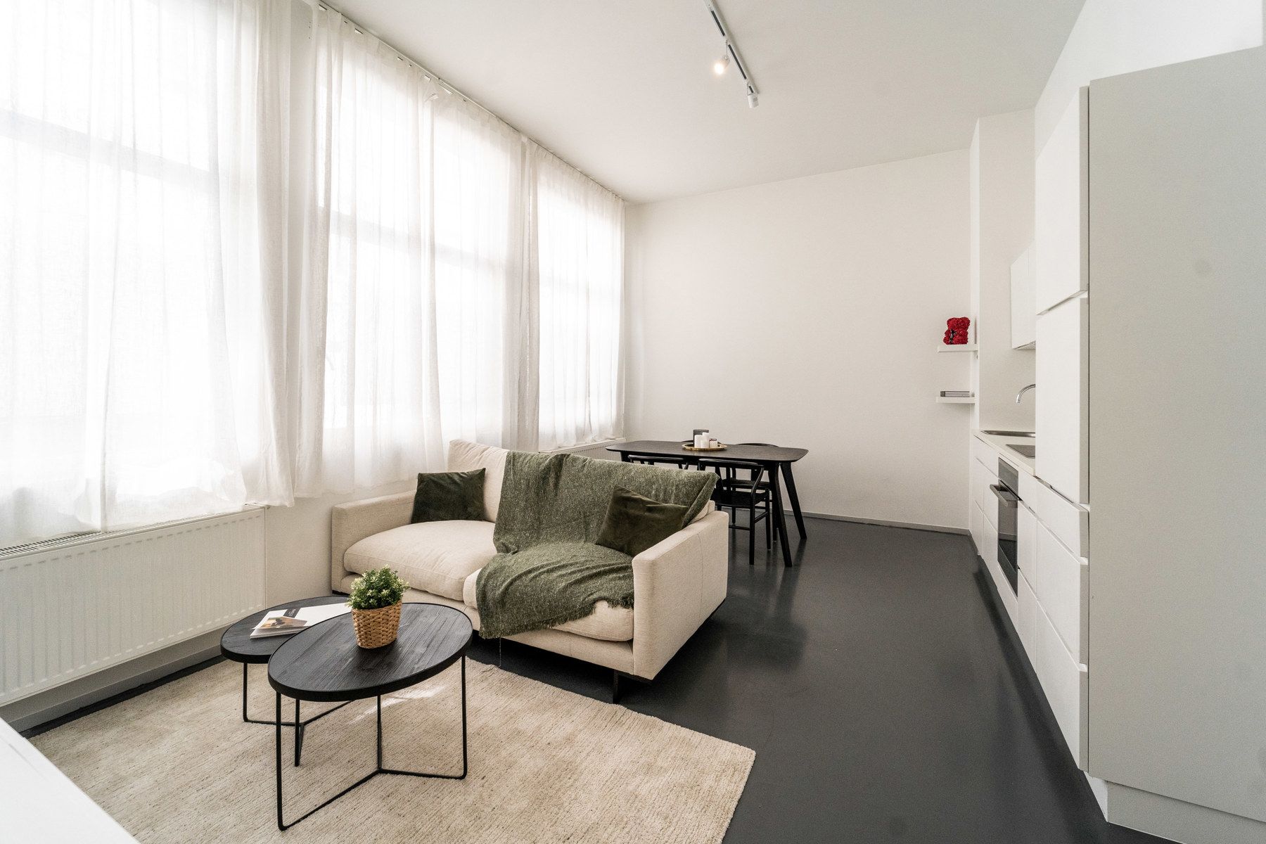 Trendy bemeubeld gelijkvloers appartement met buitenruimte foto 5