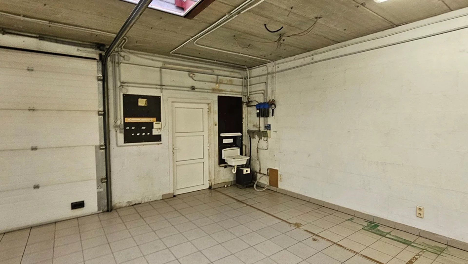 Modern handels gelijkvloers, met uitbreidingsmogelijkheden en ruim magazijn, gelegen net buiten de grote ring van Hasselt.  (Meer info via www.immoland.be)

- Dit handels gelijkvloers werd enkele jar foto 16