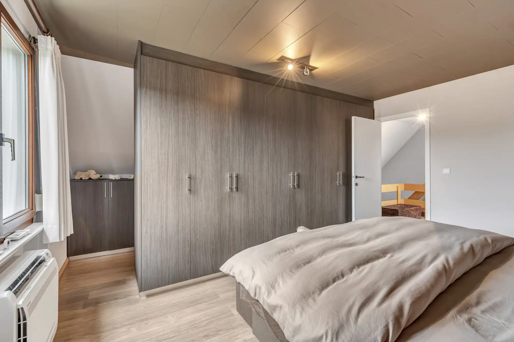 Open bebouwing met tuin, zonnepanelen en garage foto 13